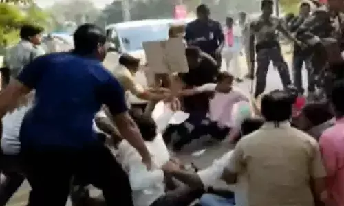 TRS workers gherao Min Satyavathi Rathods convoy