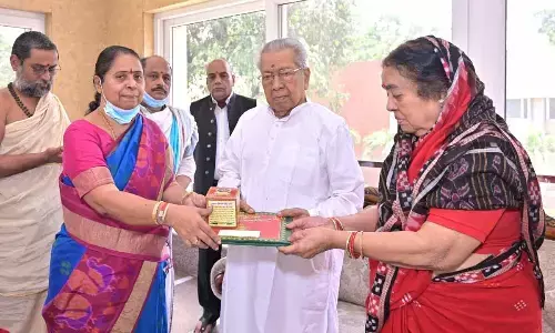 Sri Durga Malleswara Swamyvarla Devasthanam EO D Bhramaramba inviting Governor Biswabhusan Harichandan to participate in Dasara festivities in Vijayawada on Tuesday