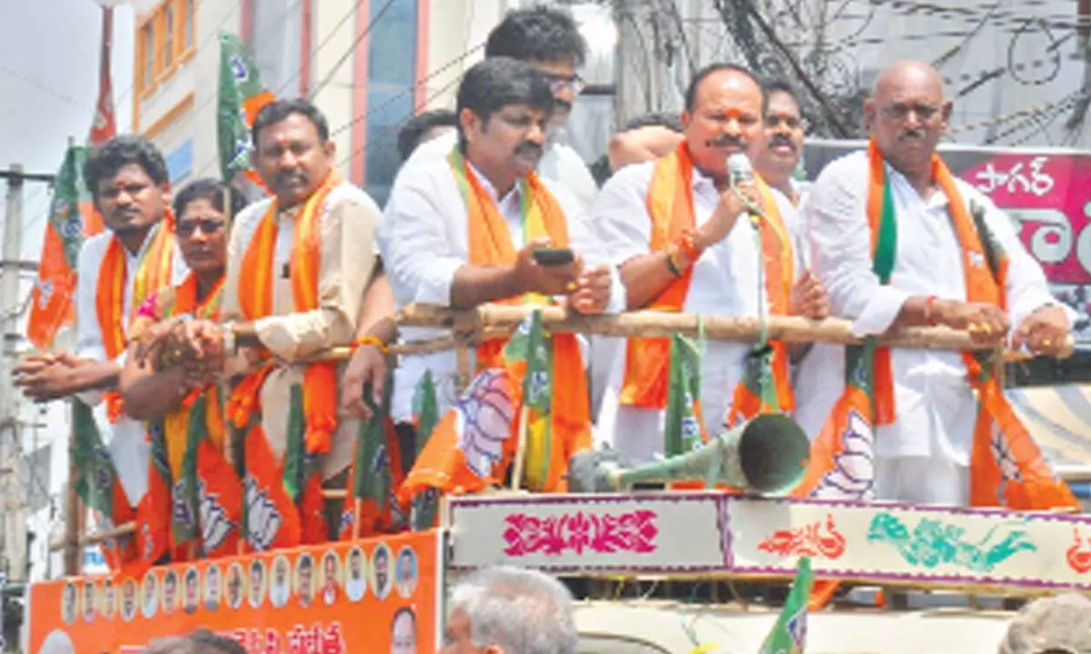 BJP leader Kanna Lakshmi Narayana speaking in a street meeting as part of Prajaporu Yatra in Ongole on Wednesday