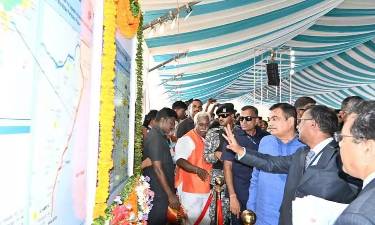 Union Minister for Road Transport and Highways Nitin Gadkari viewing a photo exhibition organised on the road development works in Rajamahendravaram on Thursday