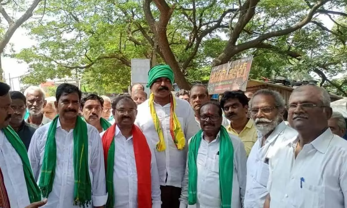 TDP leaders Devineni Umamaheswara Rao and Konakalla Narayana and CPI leader Muppalla Nageswara Rao participating in the farmers’ padayatra in Denduluru constituency of Eluru district on Sunday