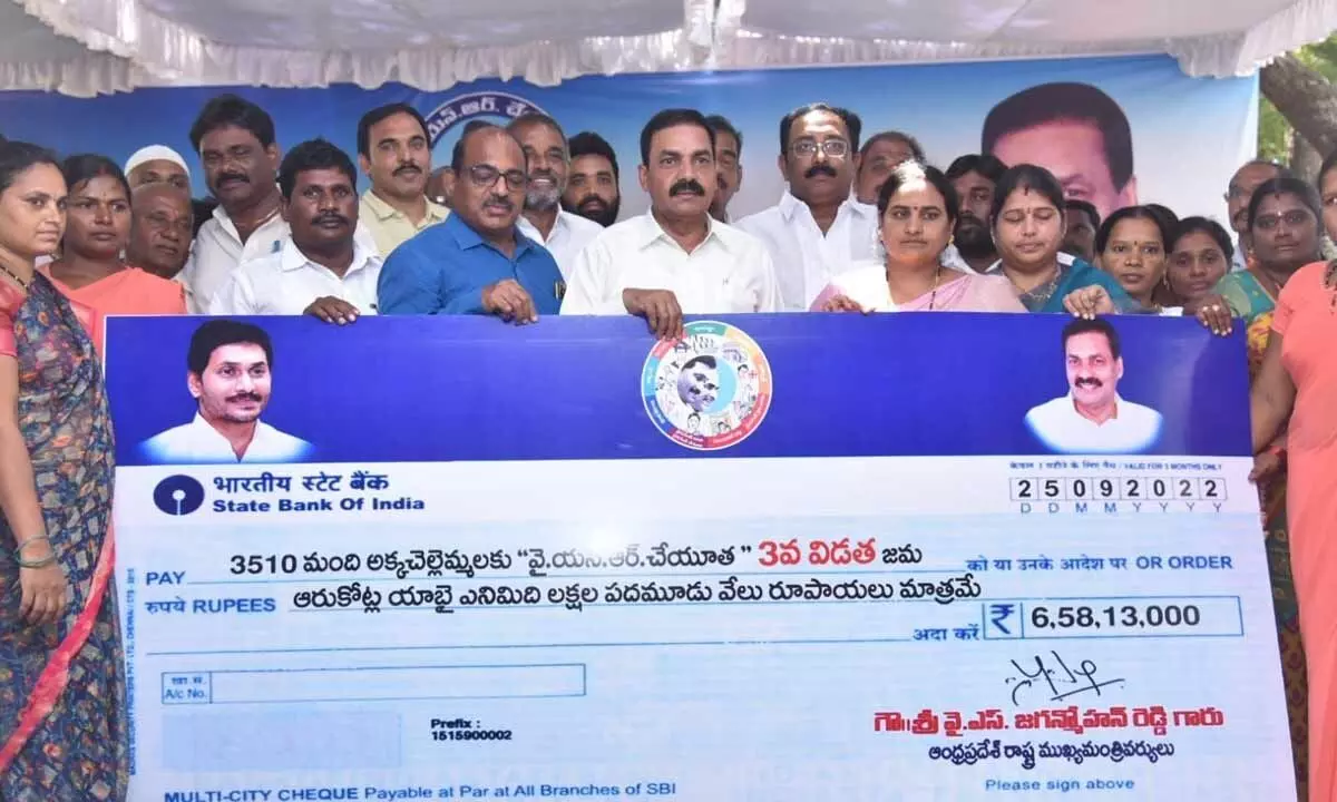 Agriculture Minister Kakani Govardhan Reddy handing over a cheque for Rs 6.58 crore to the beneficiaries under YSR Cheyutha programme at Muthukuru in Nellore district on Sunday
