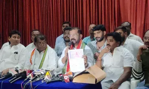 Warangal DCC president Naini Rajender Reddy speaking to the media persons in Hanumakonda on Sunday