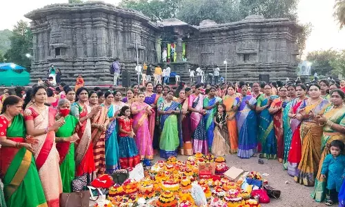 Women in traditional attires play ‘Engili Bathukamma’ at Thousand Pillars Temple in Hanumakonda on Sunday. Photo: G Shyam kumar