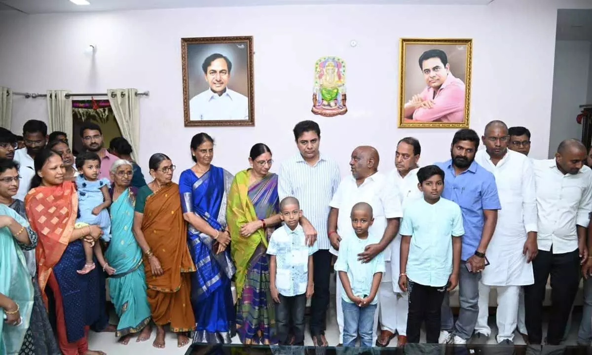 KTR meets Adilabad MLA & family members, pays floral tribute to latter’s mother