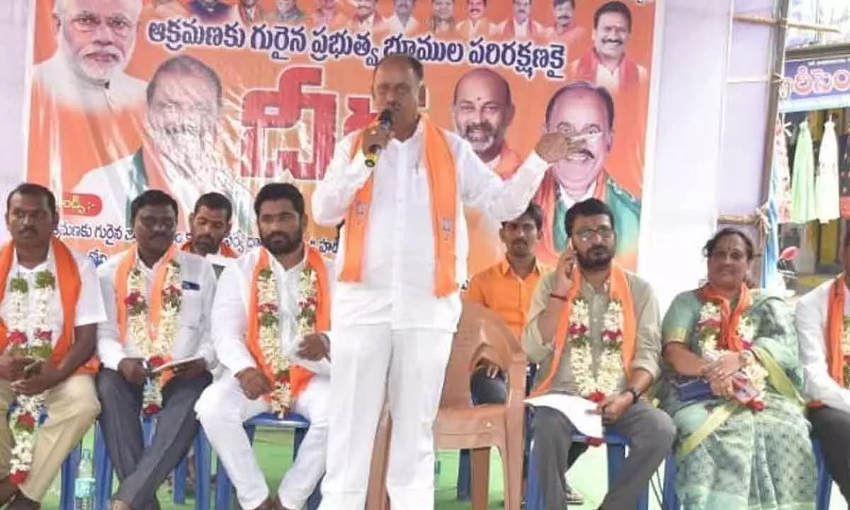 Former MLA and BJP leader Revuri Prakash Reddy speaking at the Deeksha at Narsampet in Warangal district on Monday