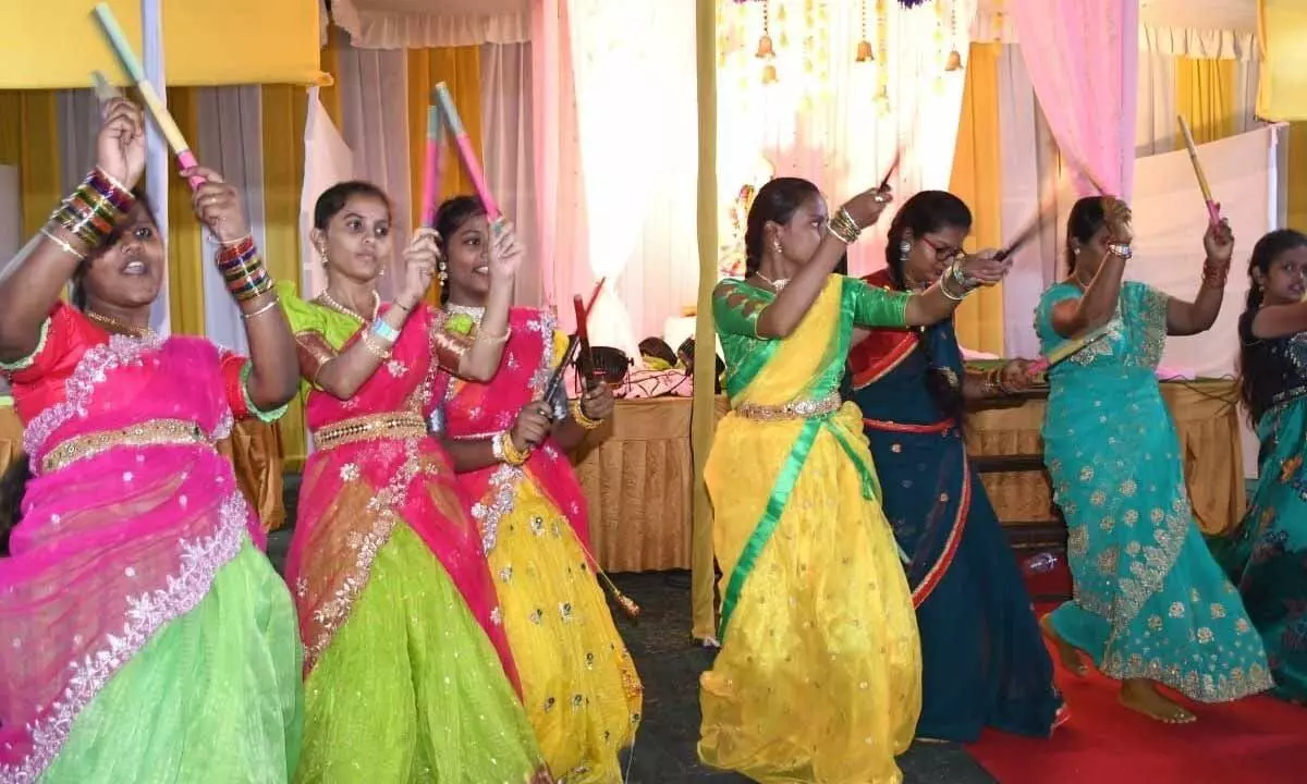 Navaratri celebrations kick off, Hyderabad swirls to garba beats