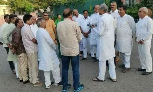 Ministers, MLAs meet Gehlot as Cong tries to defuse crisis