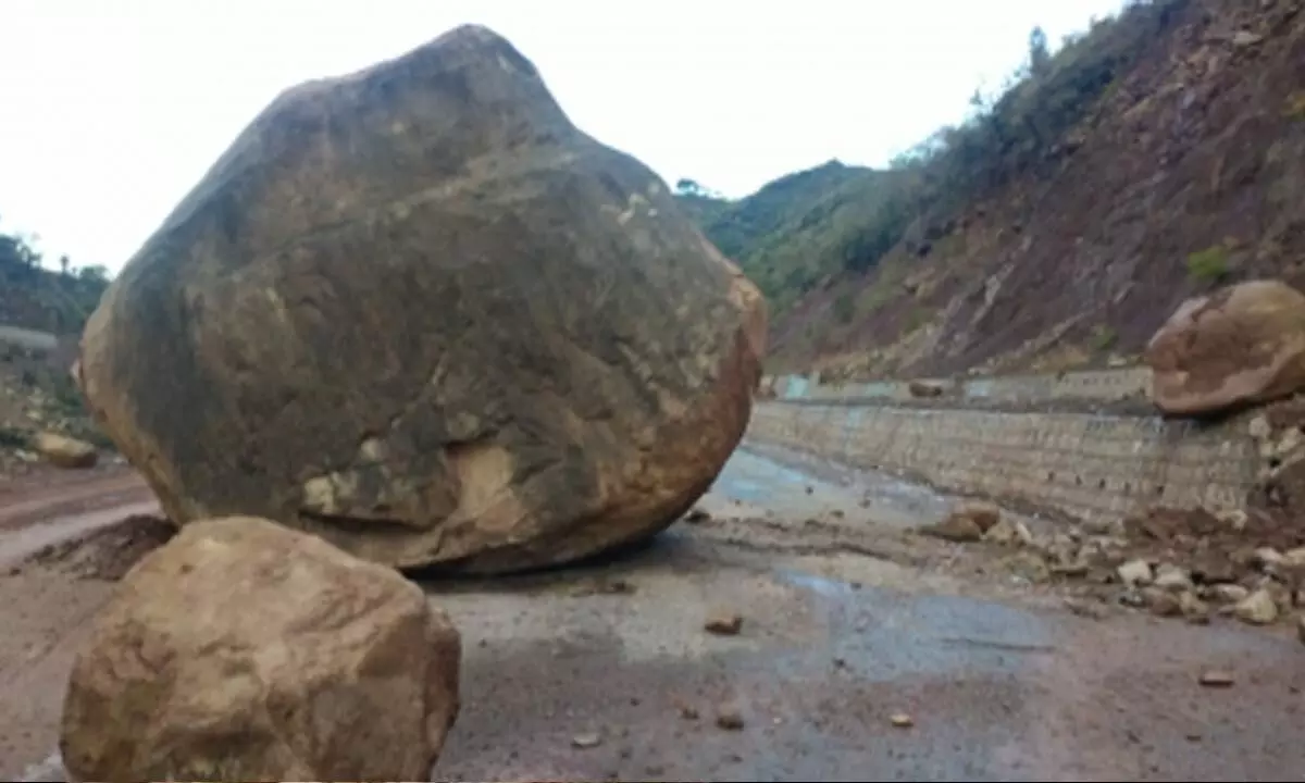Shooting stones block Jammu-Srinagar National Highway