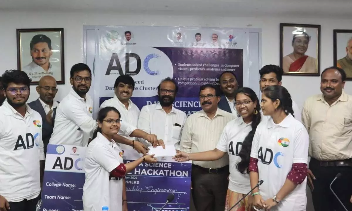 Advisor to Government Challa Madhusudhan Reddy and other dignitaries along with the winning teams of Hackathon in Tadepalli on Wednesday