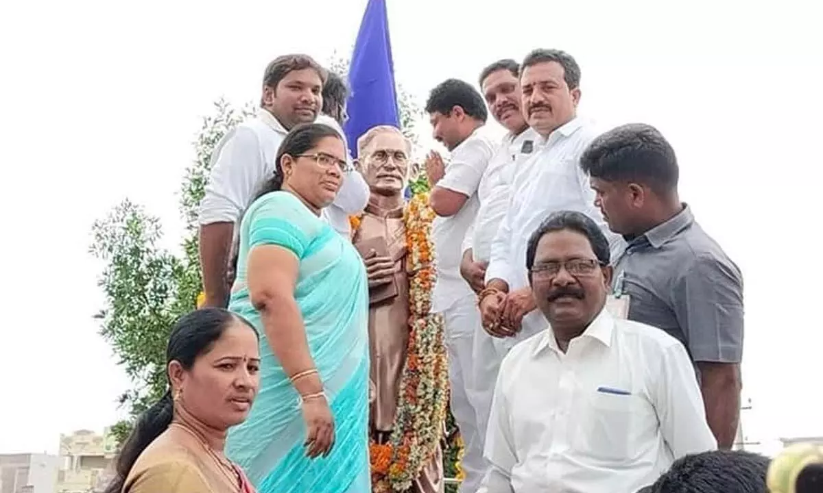 MA&UD Minister Dr A Suresh paying tributes to Gurram Jashuva after inaugurating his statue at Yerragondapalem on Wednesday