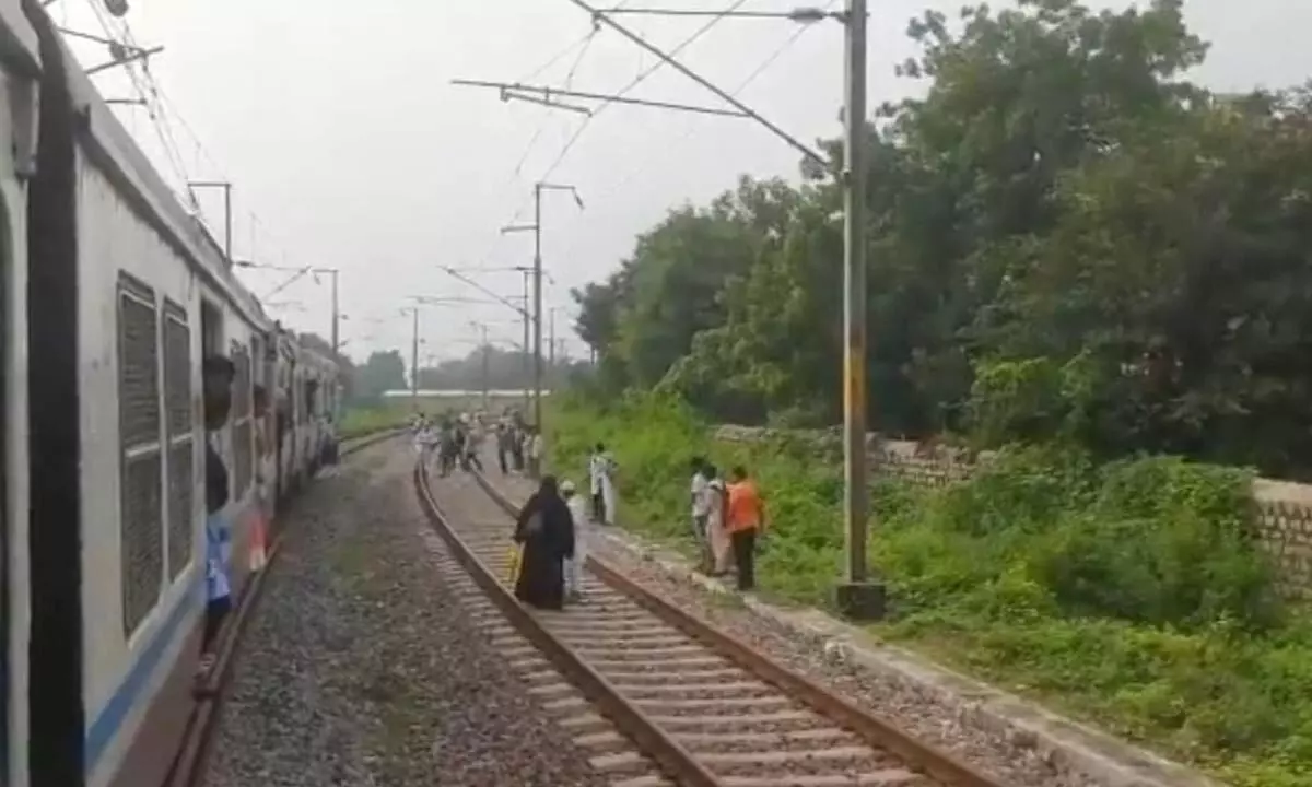 Sudden halt of MMTS train sparks panic at Begumpet station