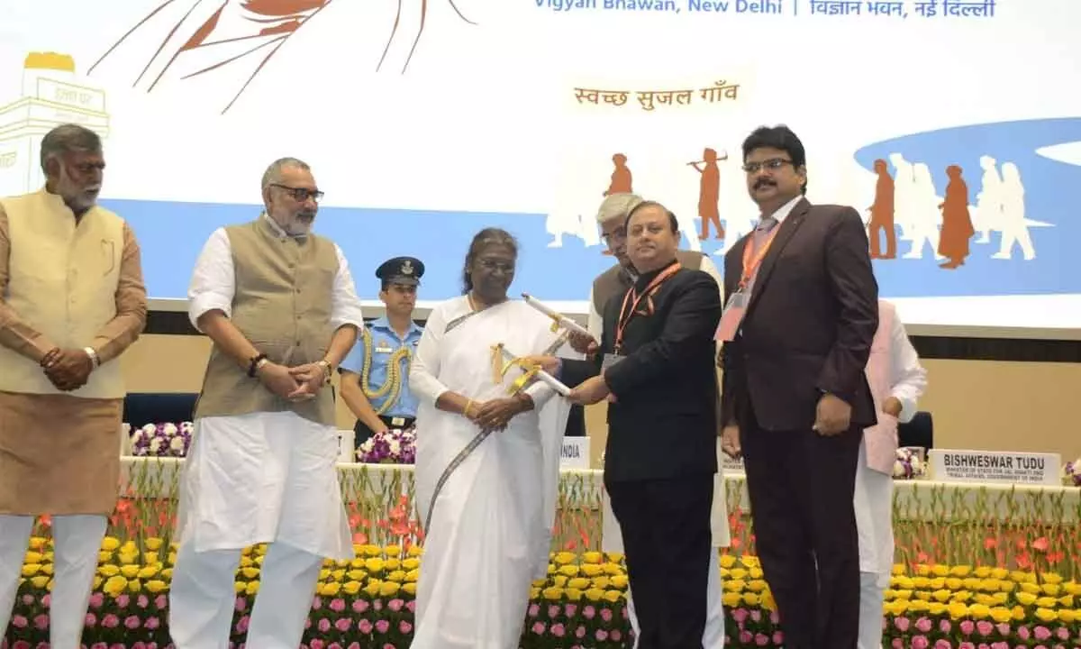 TS govt presented Swachh Survekshan Gramin-2022 1st prize