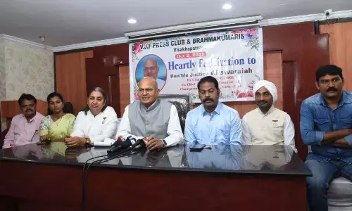 Chairman of the AP Higher Education Regulatory and Monitoring Commission V. Eswaraiah addressing the media in Visakhapatnam on Sunday