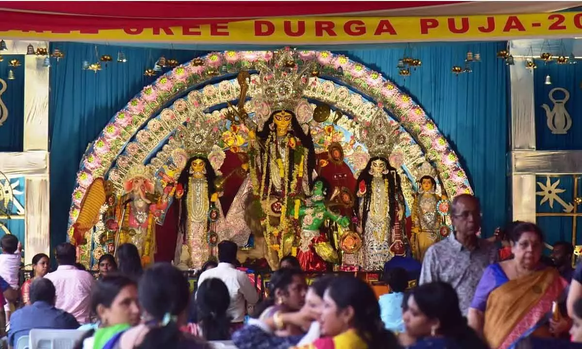 Hyderabad: Dhakis drum up Durga puja festivities in city