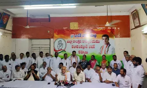 Former Union Minister Jairam Ramesh addressing the media in Kurnool on Tuesday. Madhya Pradesh former CM Digvijay Singh and other Congress leaders are also seen.