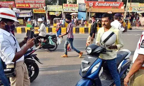 For two-wheelers, the towing charge is Rs. 200 along with a fine of Rs. 100 while it is Rs.600 along with a fine of Rs. 100 for a 4-wheeler.