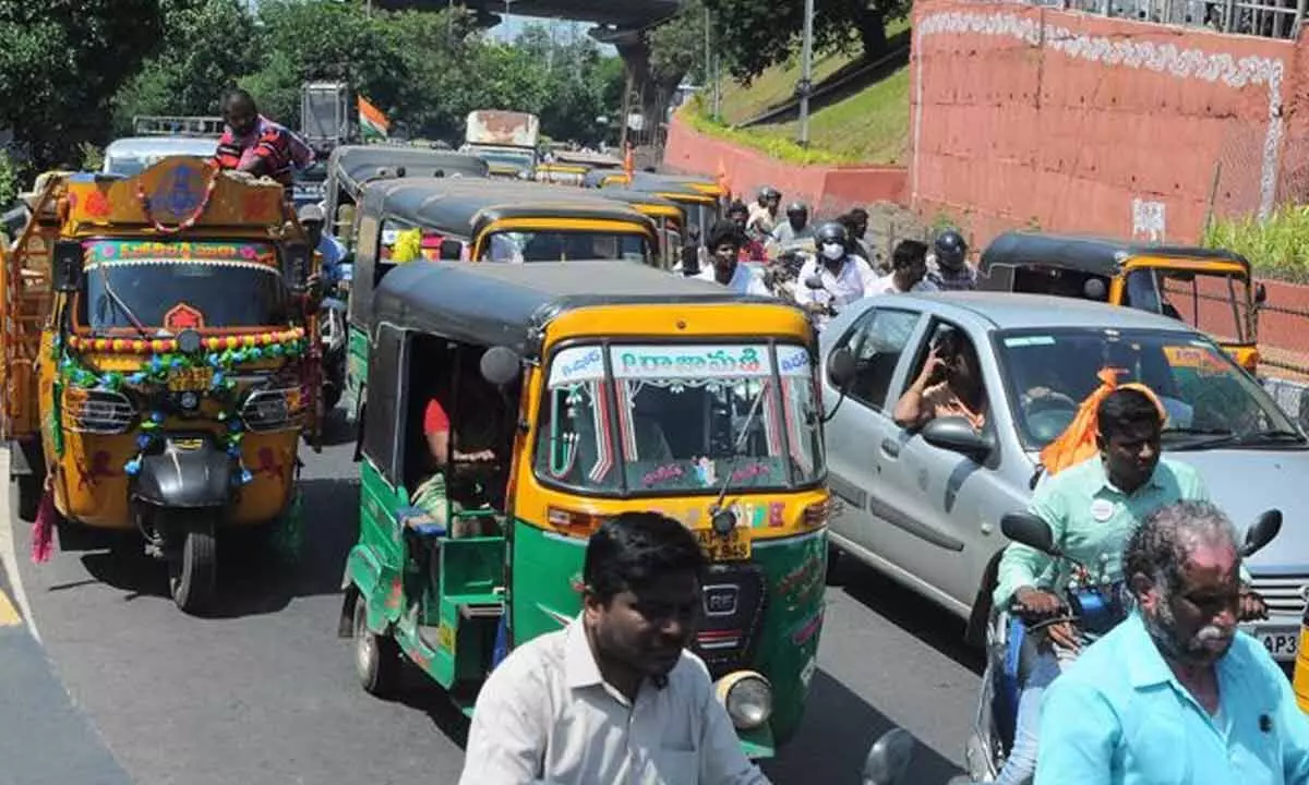 Traffic in Vijayawada 							Photo: Ch Venkata Mastan