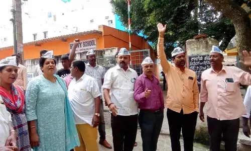 Massive protest by AAP condemning the seizure of Binny school site