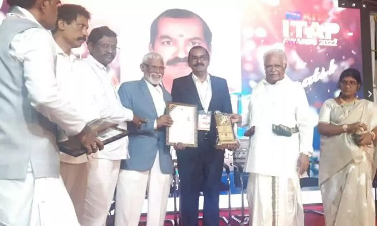 ITAP-2022 Award being presented to Basabattini Odelu Kumar, a physics teacher at Pachunur High School in Karimnagar district