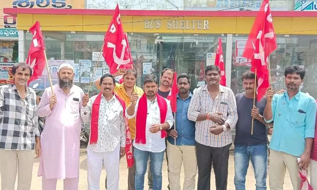 CPI leaders staging a protest at AC bus shelter near Gandhi Statue Centre in  Nellore on Friday