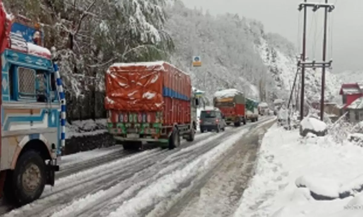 Shooting stones disrupt traffic on Jammu-Srinagar highway