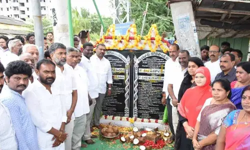 MLC Lella Appi Reddy, MLA Maddali Giridhara Rao, GMC Commissioner Keerthi Chekuri and Deputy Mayor Vanama Bala Vajra Rao unveiling the pylon for the construction of side drains at Pedapalakaluru Road in Guntur on Sunday. Former MP Modugula Venugopala Reddy is also seen.