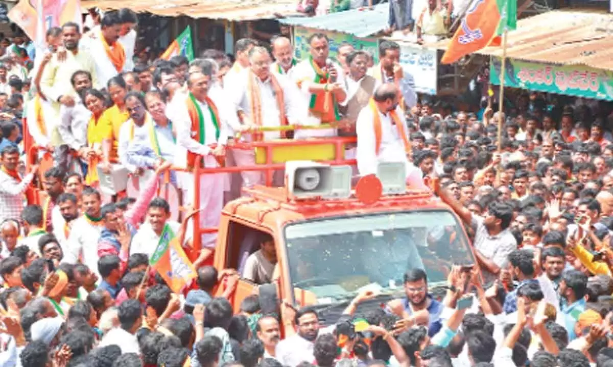 Former MLA and BJP candidate Komatireddy Rajagopal Reddy along with other leaders addressing the people during his nomination rally held in Chandur on Monday