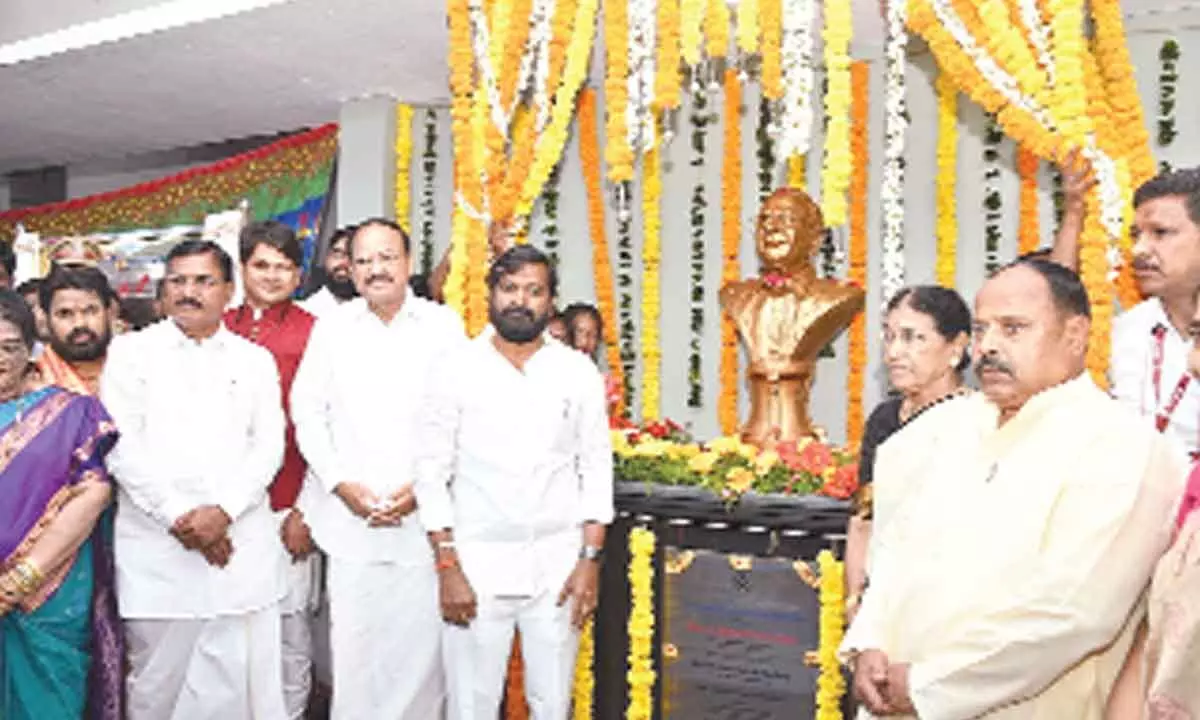 Venkaiah unveils statue of Jaipal Reddy