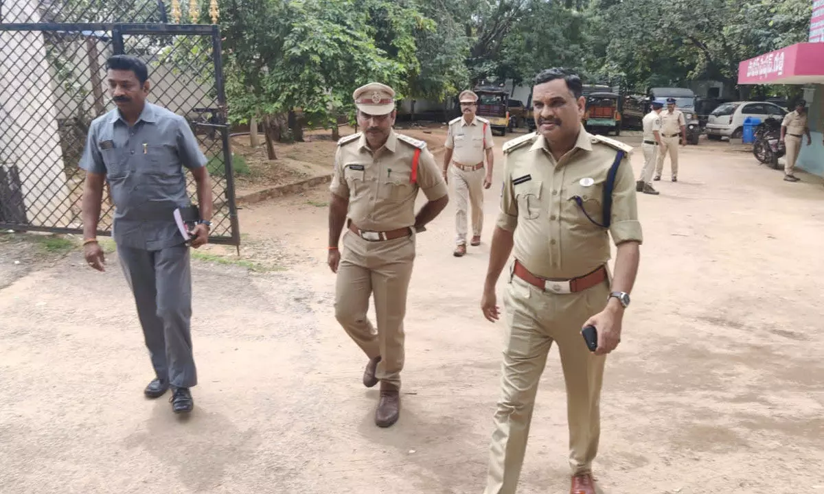 SP Fakeerappa Kaginelli inspecting Gooty police station on Tuesday