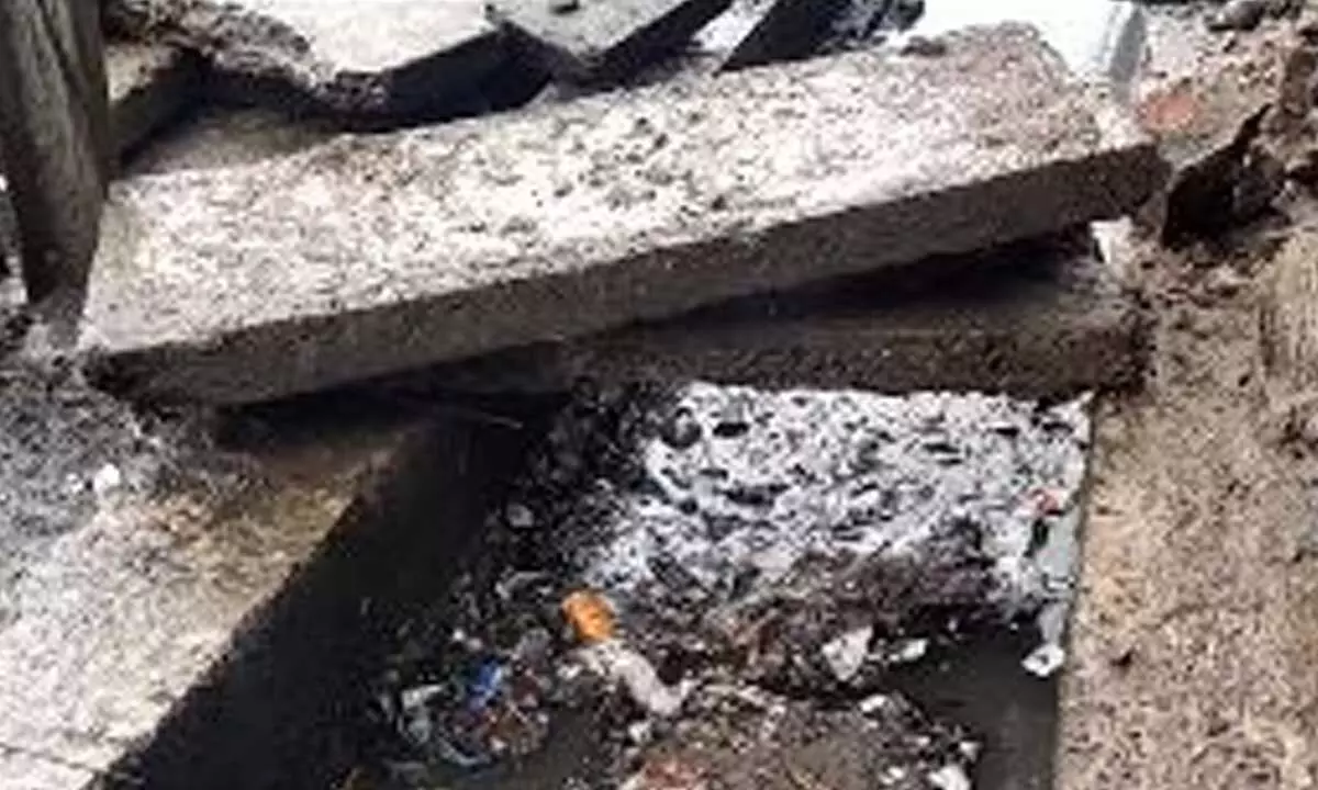 Drainage filled with garbage in Aloctt Gardens area in Rajamahendravaram