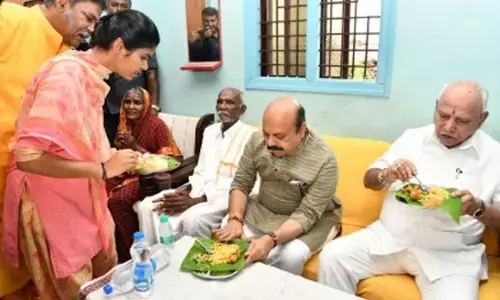 Bommai, Yediyurappa have breakfast at Dalit home