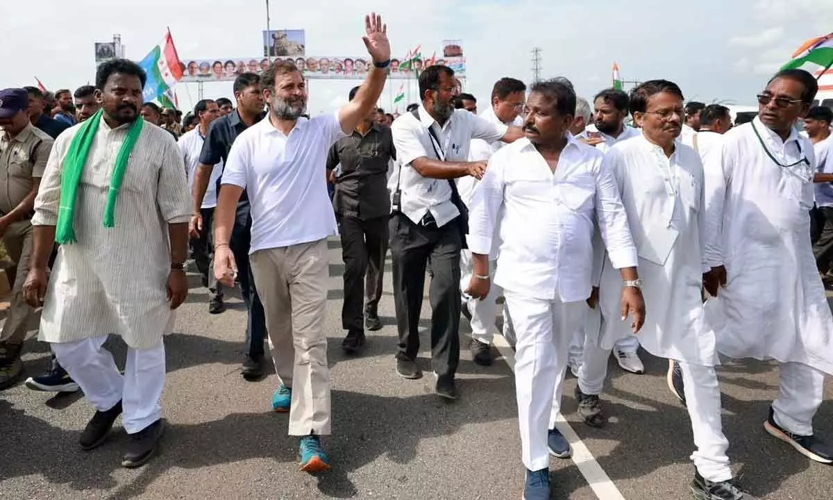 APCC president S Sailajanath and other State Congress leaders walking along with Rahul Gandhi during the Bharat Jodo Yatra in Anantapur district on Friday