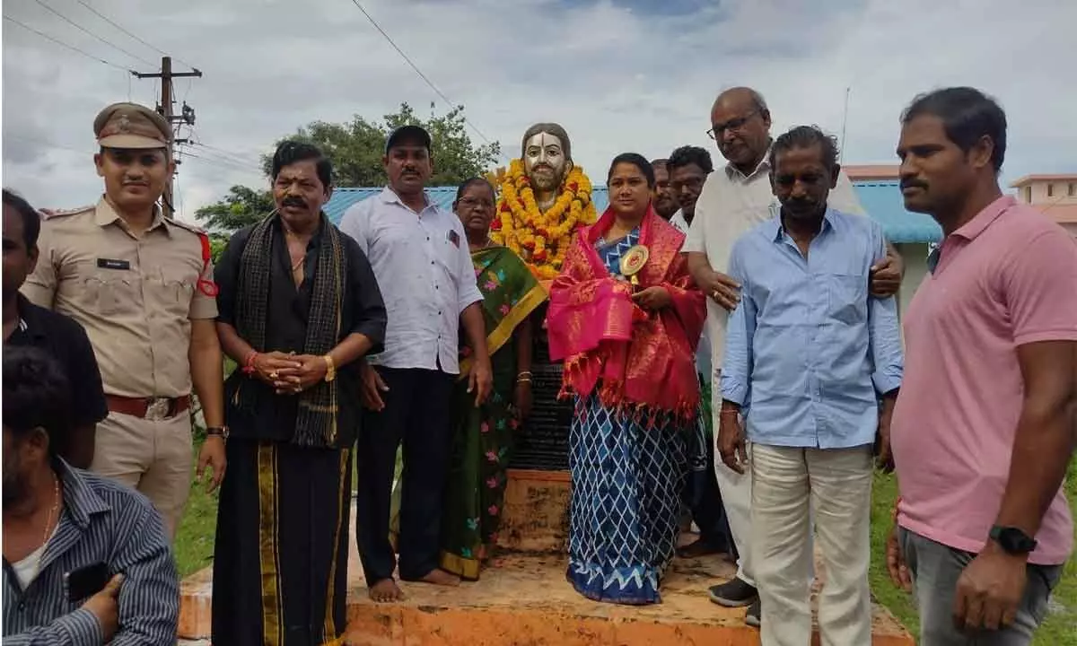 MLA Dhana Lakshmi paying tributes to Alluri Sitarama Raju at his statue at Addateegala on Friday