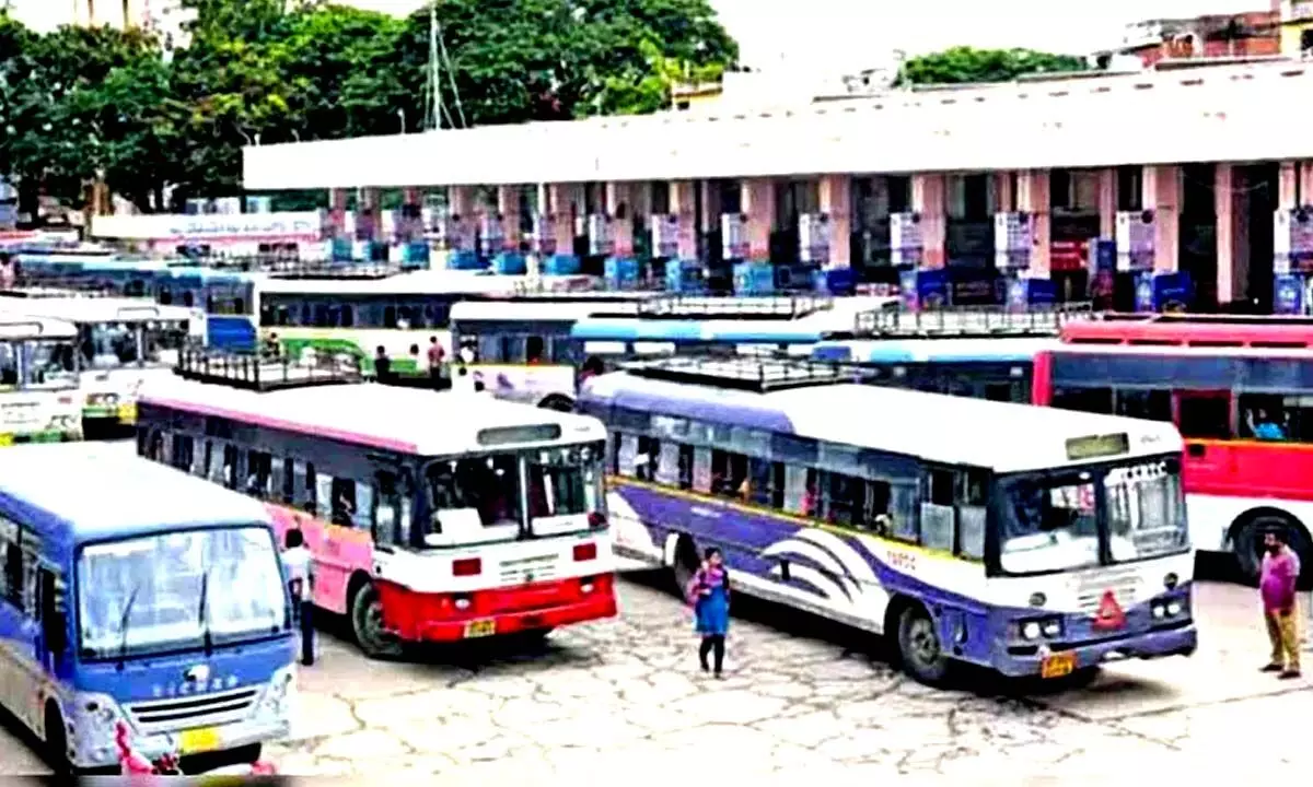 Karimnagar: TSRTC’s hired bus drivers go on flash strike