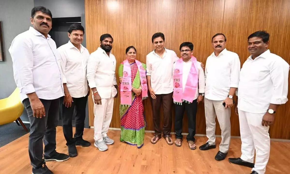 Palle Ravi and Jyothi with KT Rama Rao. (Photo/ Twitter)