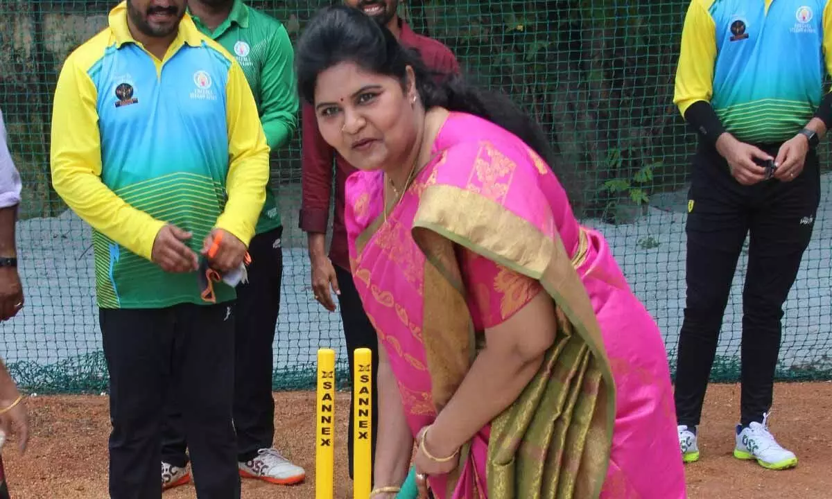 TTD JEO Sada Bhargavi batting at SV High School grounds  in Tirupati after inaugurating net practice, on Sunday