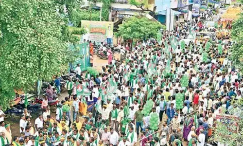 Amaravati farmers’ pada yatra near Kovvur on Sunday