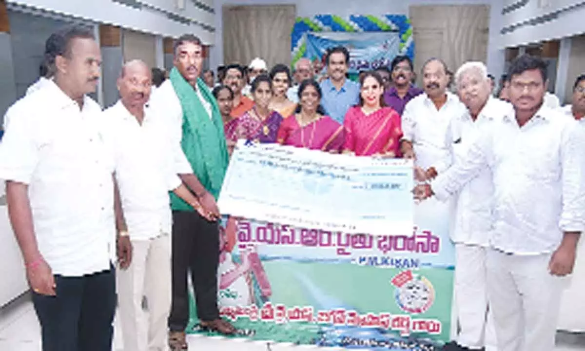 District Collector Krithika Shukla and Kakinada MP Vanga Geetha handing over Rythu Bharosa financial aid cheque to farmers at a programme in Pithapurram on Monday