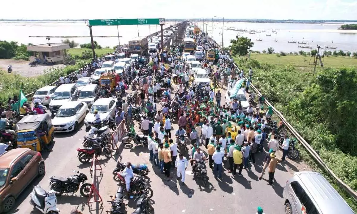 Farmers marching across Gammon Bridge in Rajamahendravaram on Monday