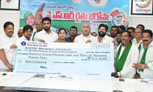 Minister Chelluboyina Venu Gopala Krishna releasing the sample cheque of Rythu Bharosa second instalment at the Collectorate in Rajamahendravaram on Monday. District Collector Madhavi Latha, MP Margani Bharat Ram and MLA Jakkampudi Raja are also seen.