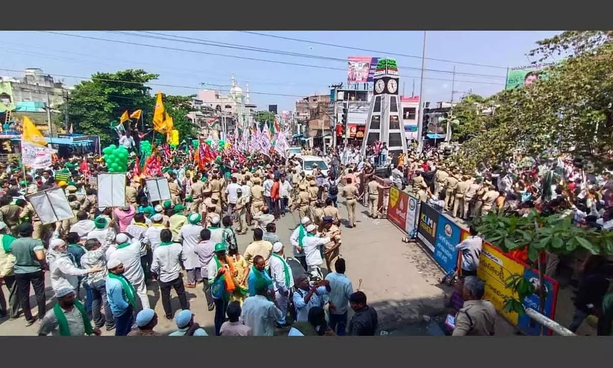 Protest by MP Bharat Ram followers to Rythu Padayatra