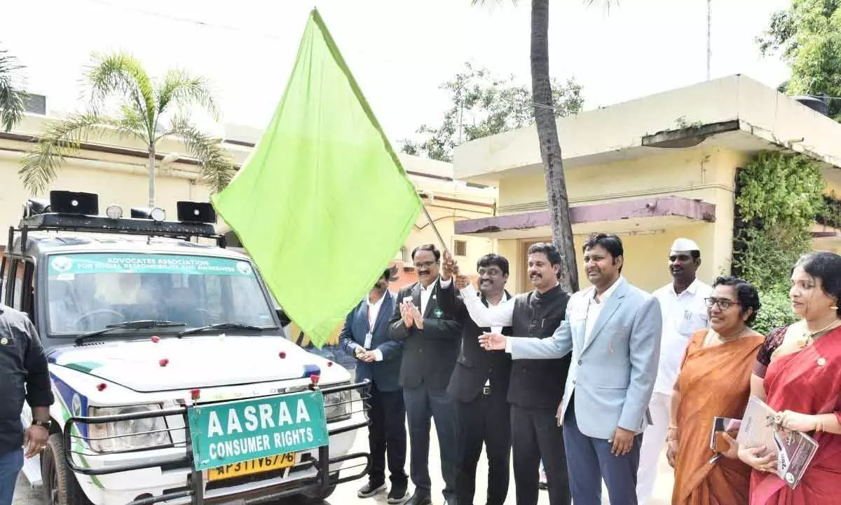 District Collector S Dilli Rao flagging off ASARA vehicle in Vijayawada on Tuesday