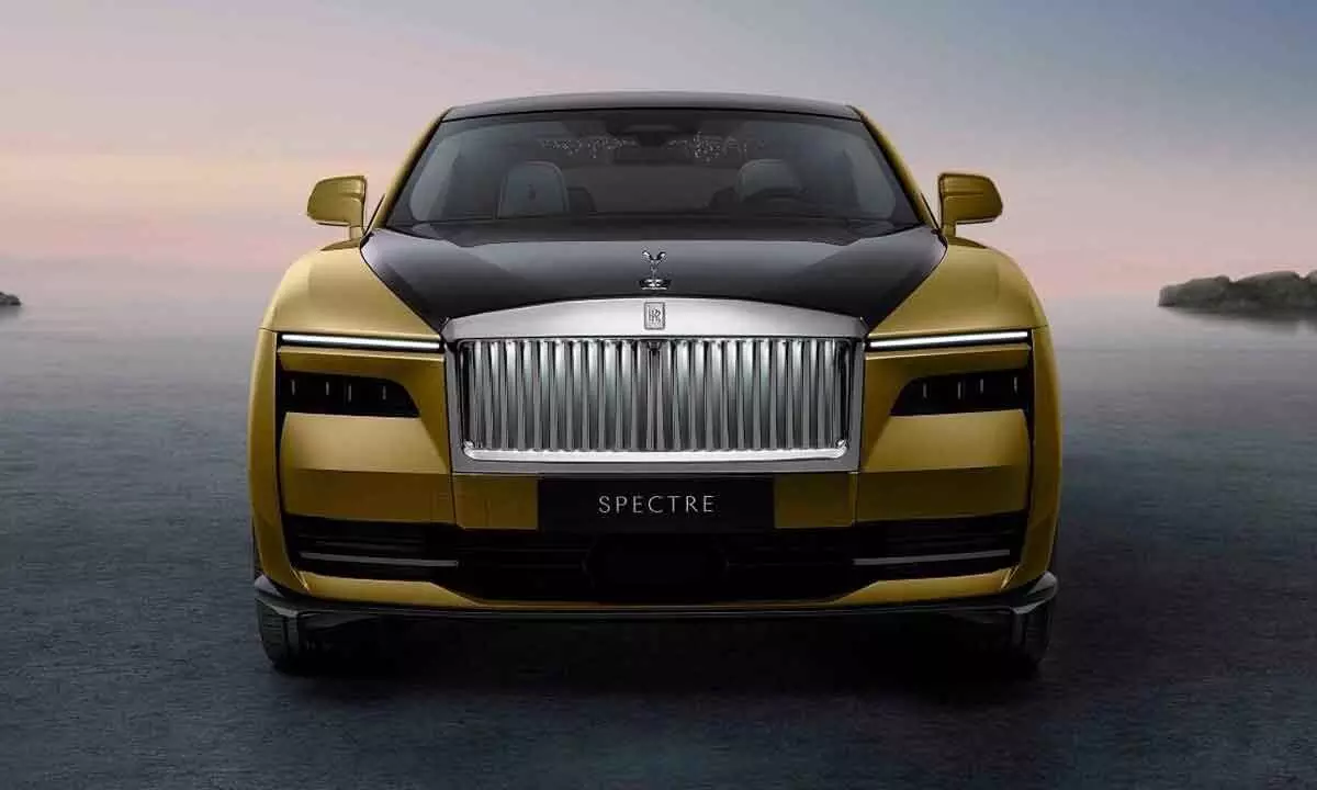 Spectre has been fully rebuilt SPIRIT digital luxury architecture, which is presented in Classic Rolls-Royce fashion.