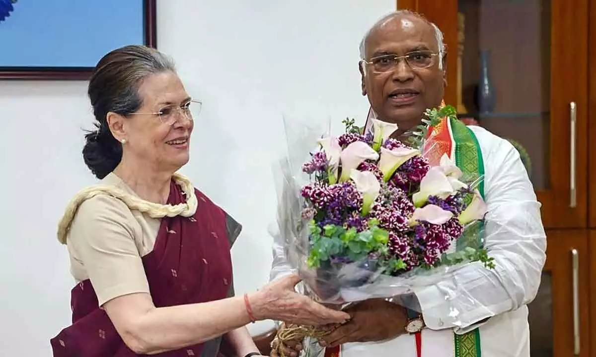 Kharge all praise for Sonia