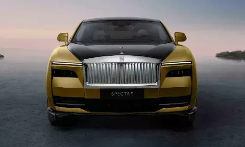 Spectre has been fully rebuilt SPIRIT digital luxury architecture, which is presented in Classic Rolls-Royce fashion.