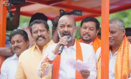 TRS leaders seek EC to put ban on Bandi Sanjay from campaigning in Mungodu