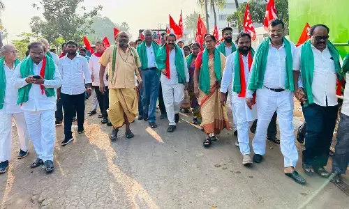 CPI national secretary D Raja and State secretary K Ramakrishna participating in farmers’ padayatra at Kondagunturu village on Wednesday