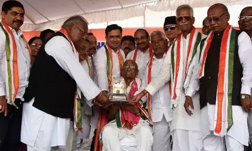 Veteran Congress leader and former MP R Surender Reddy being honoured with Sadhbhavana Award on the occasion of 32nd Rajiv Gandhi Sadbhavana Yatra Commemoration Day in Hyderabad on Wednesday
