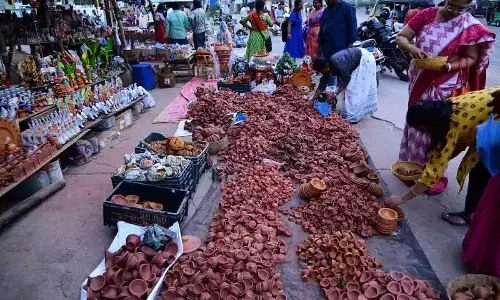 City sees street shopping for diwali at brisk pace